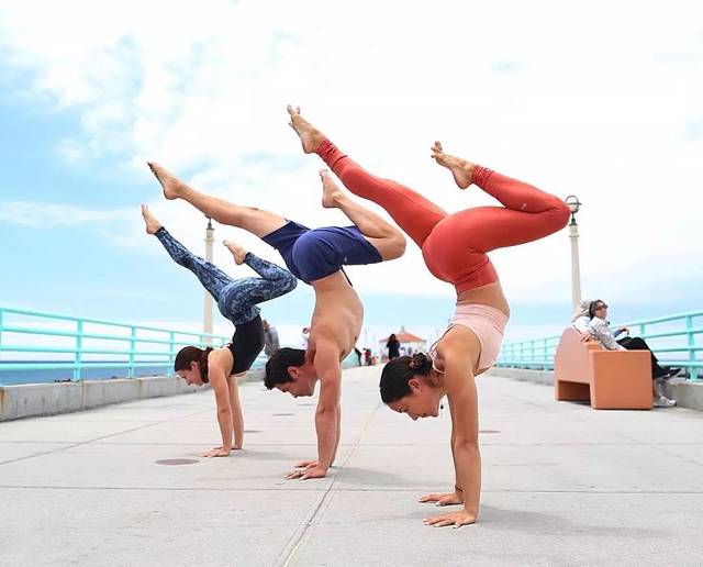 双人瑜伽体式_旅行瑜伽拍照姿势_100种姿势摆拍双人