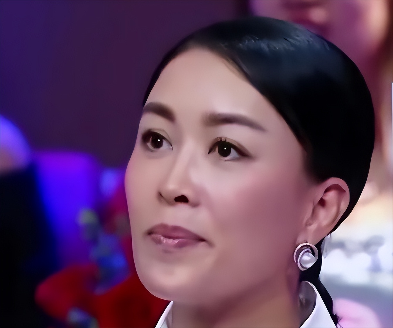 韩雪曝娱乐圈某女明星黑料,_那英虐待员工事件_娱乐圈明星丑闻